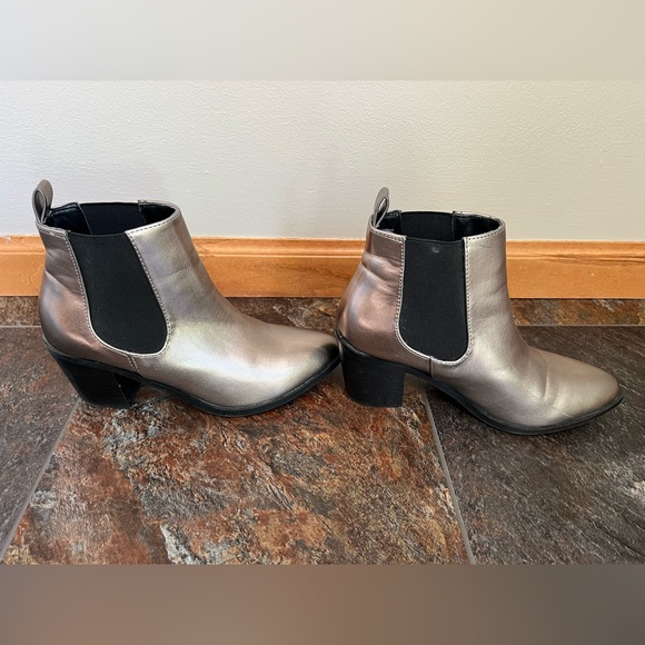 Madden Girl Barbiee pewter silver pull on ankle block heel bootie. Size 6.5 - Picture 3 of 15